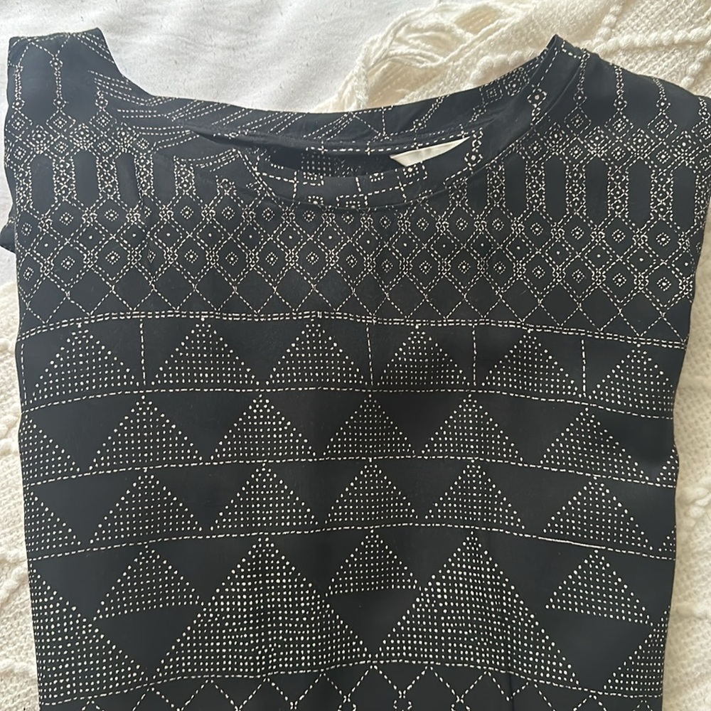 H&M black shift dress with pattern and pockets! US size 2!